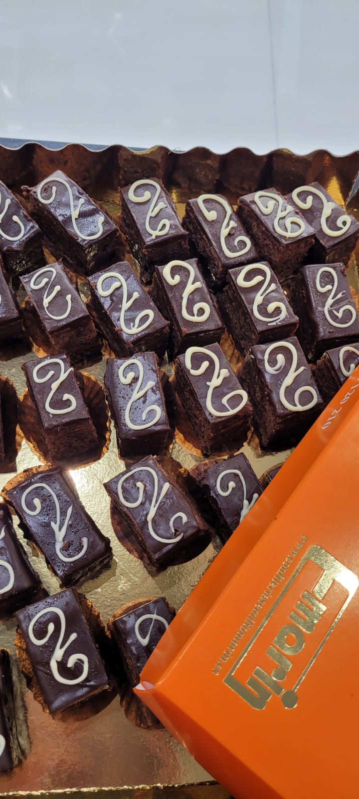 Petit fours de chocolate de Confitería Emilio Marín