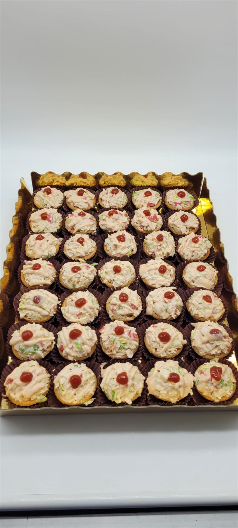 Tartaletas con ensaladilla rusa y cereza confitada